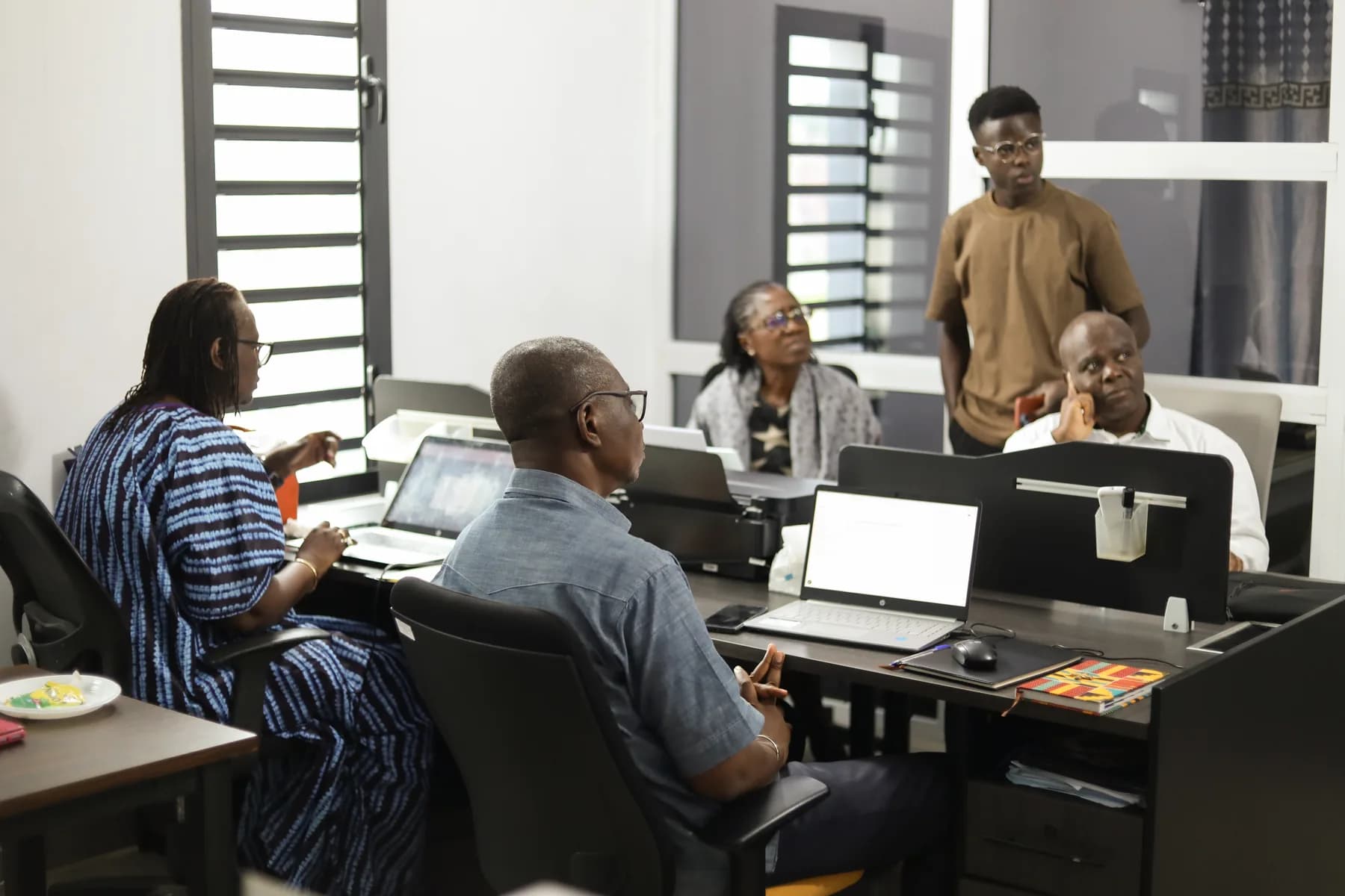 Une cohorte en session dans les locaux Rx Lab à Abidjan, chaque participant devant son ordinateur.